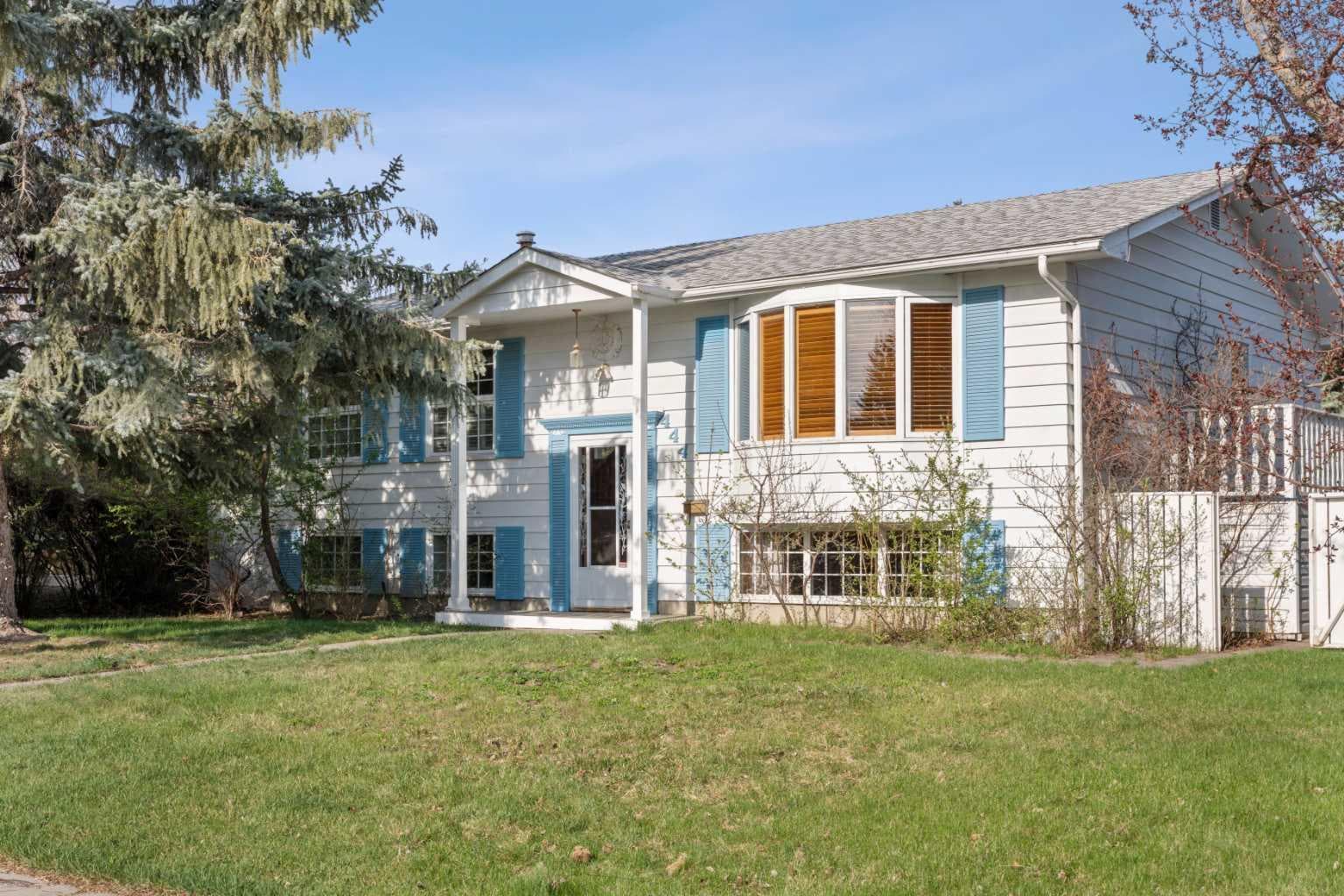 444 Woodland Crescent SE — photo 1