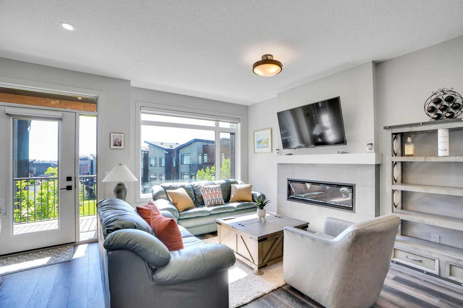 19 Royal Elm Green NW — photo 2