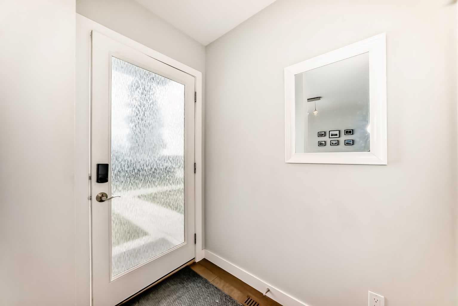 67 30 Avenue SW — photo 2