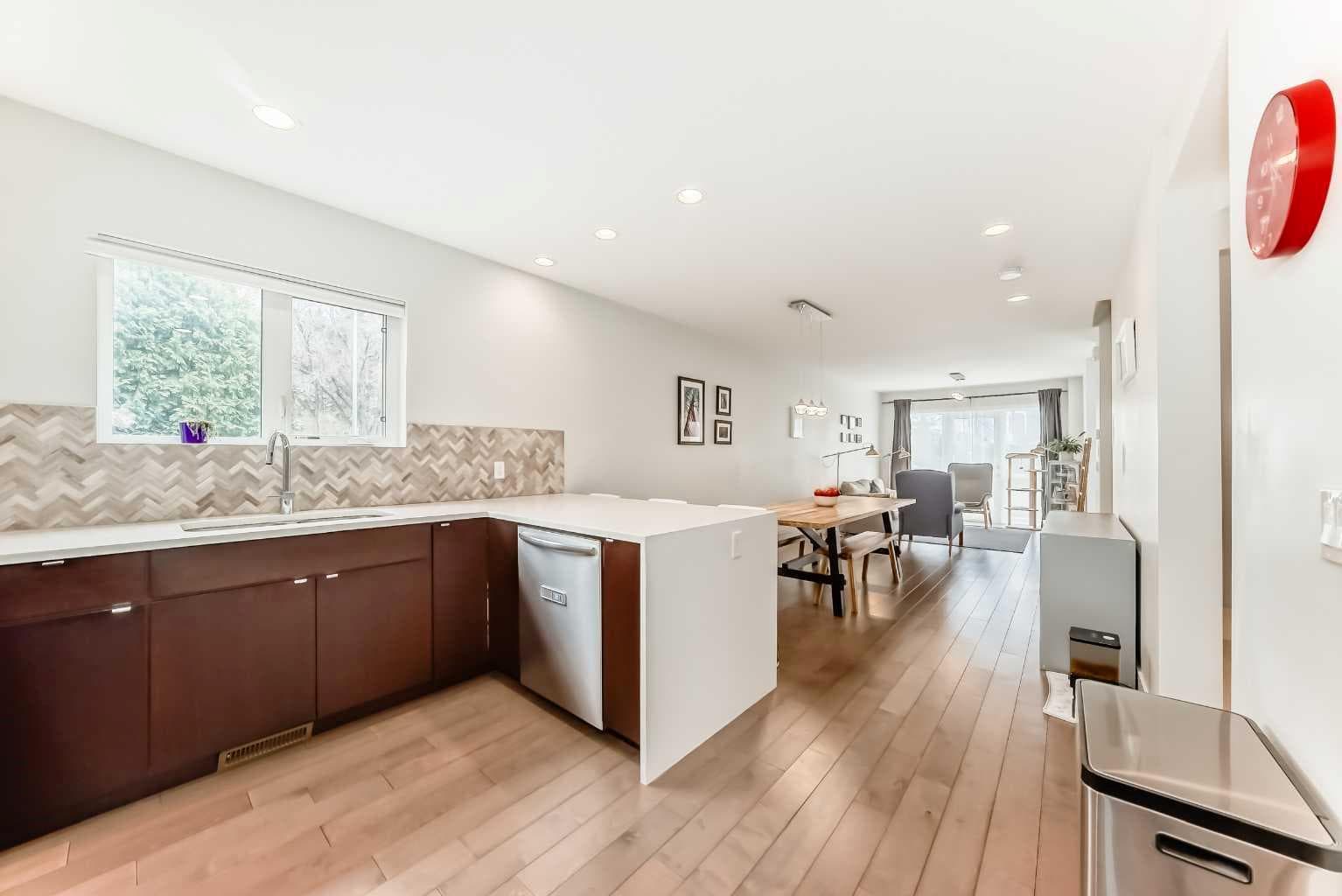 67 30 Avenue SW — photo 3