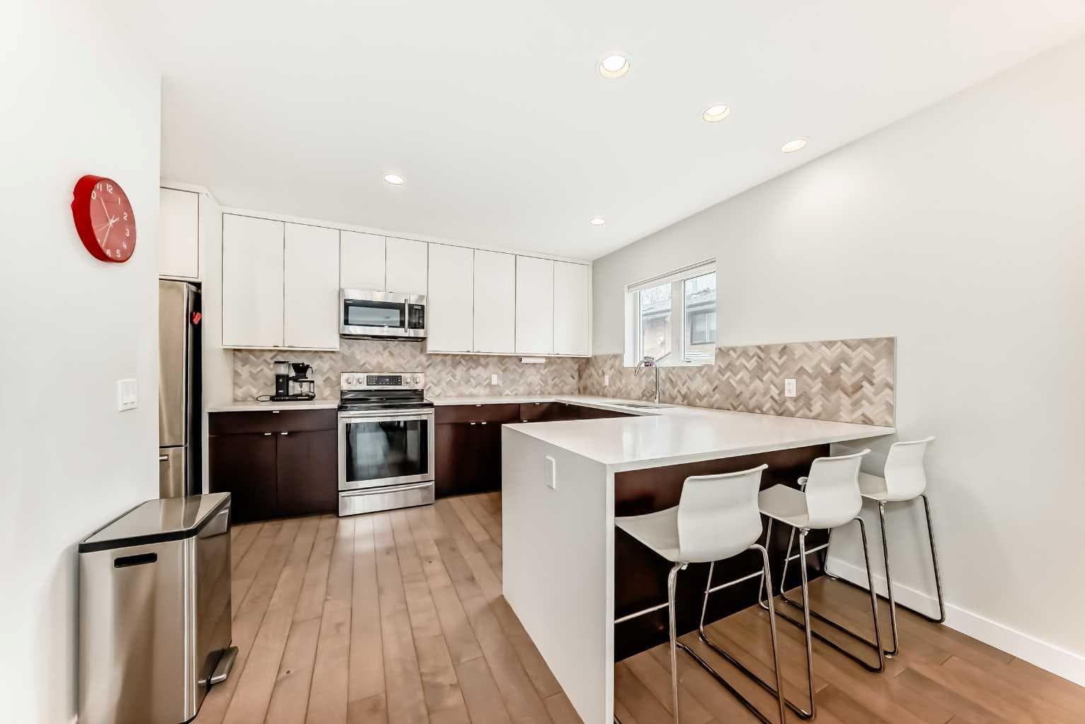 67 30 Avenue SW — photo 4