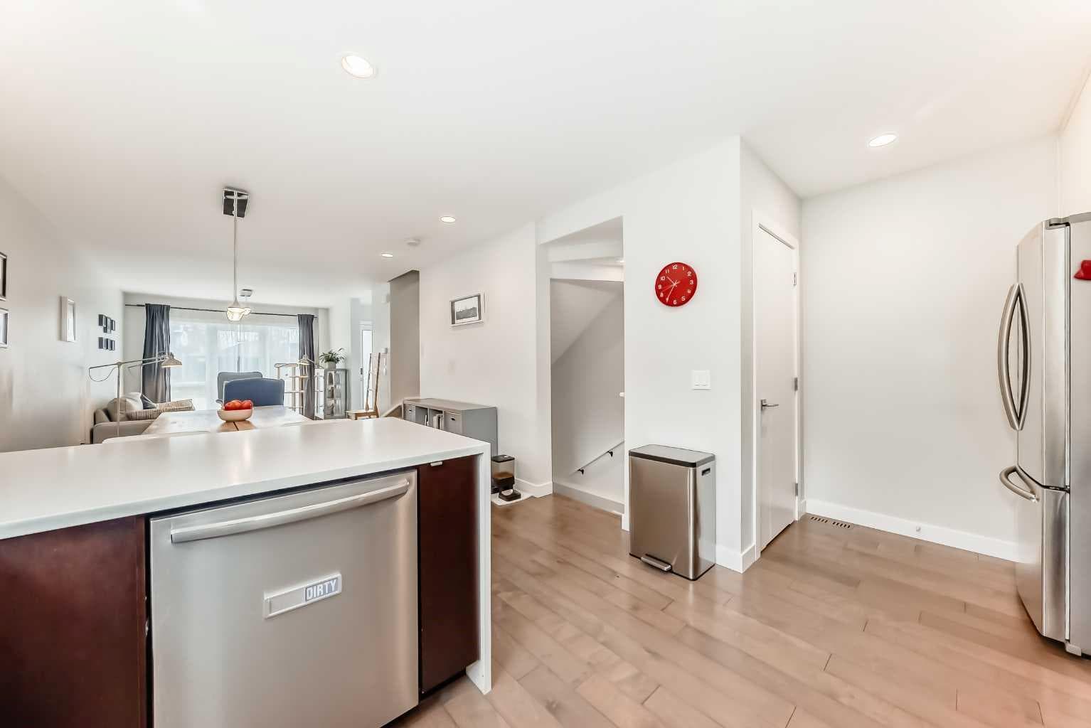 67 30 Avenue SW — photo 5