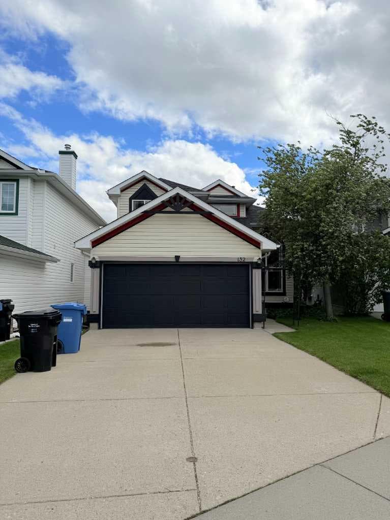 132 Somercrest Close SW — photo 2