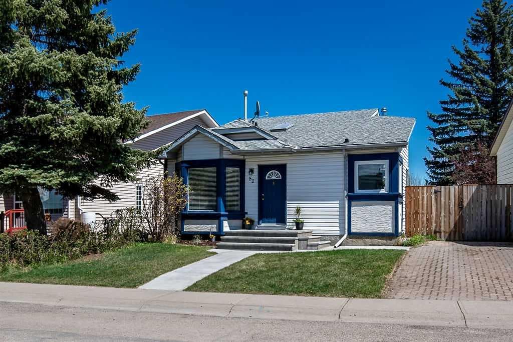 52 Hunters Crescent — photo 1