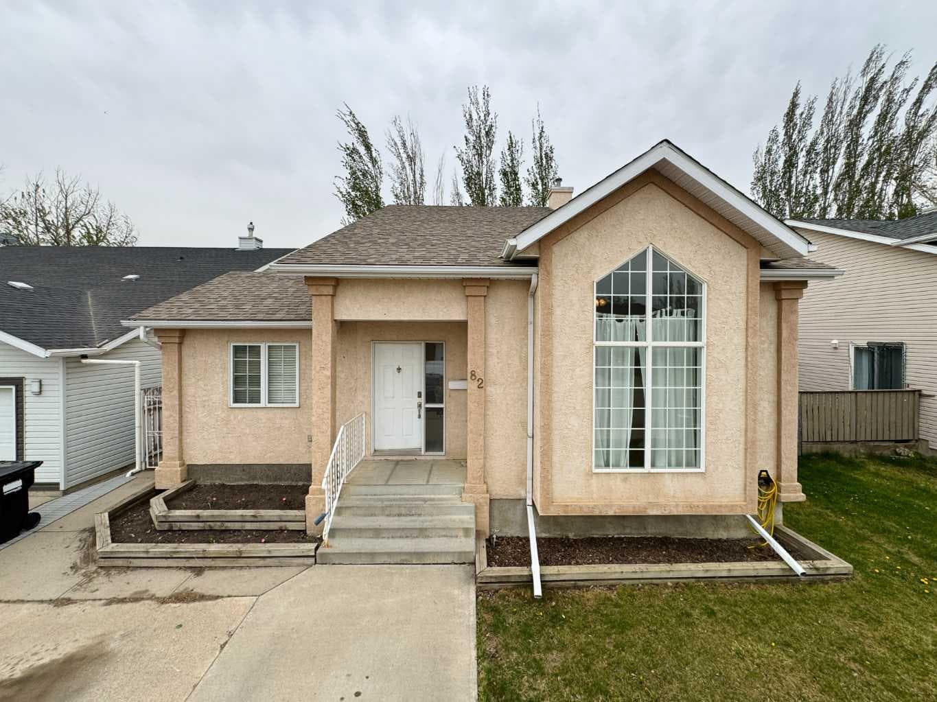 82 Harvard Crescent W — photo 1