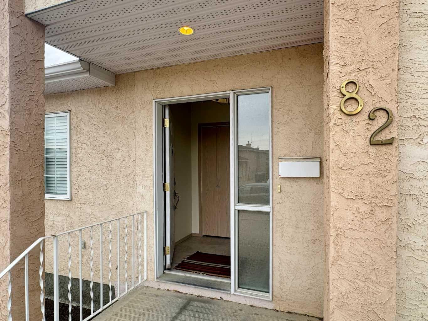 82 Harvard Crescent W — photo 2