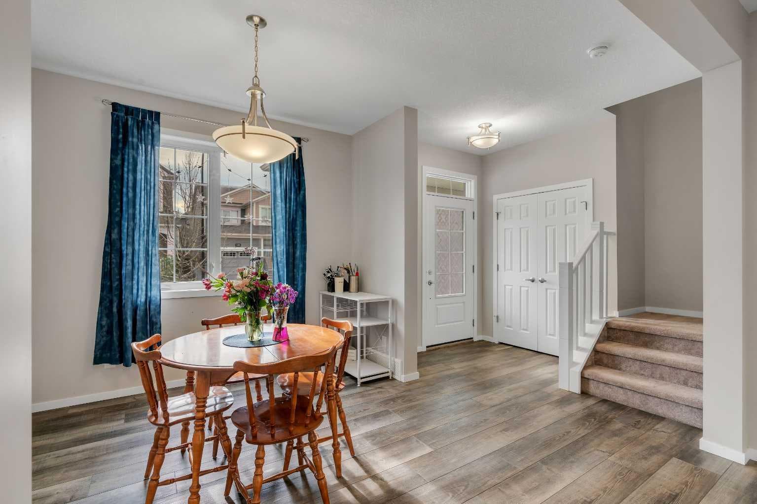 129 Yorkville Manor SW — photo 3