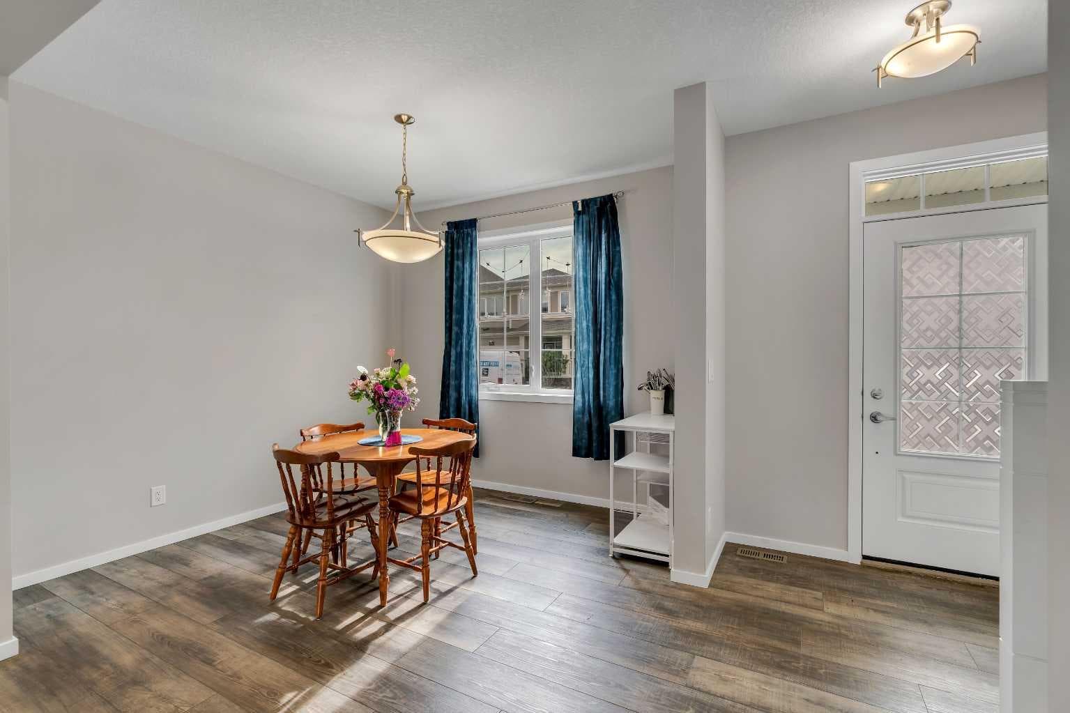 129 Yorkville Manor SW — photo 5