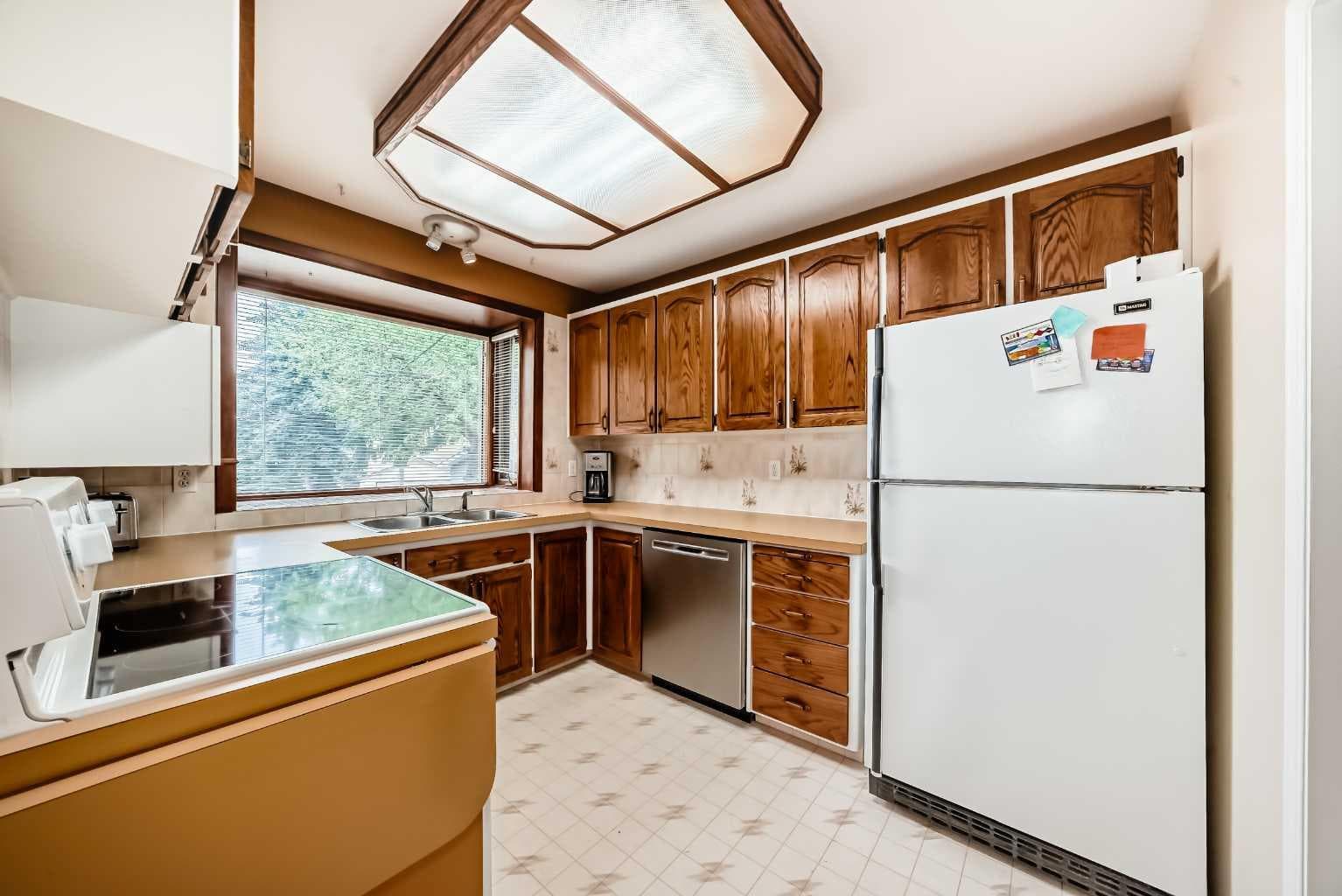 3132 48 Street SW — photo 5