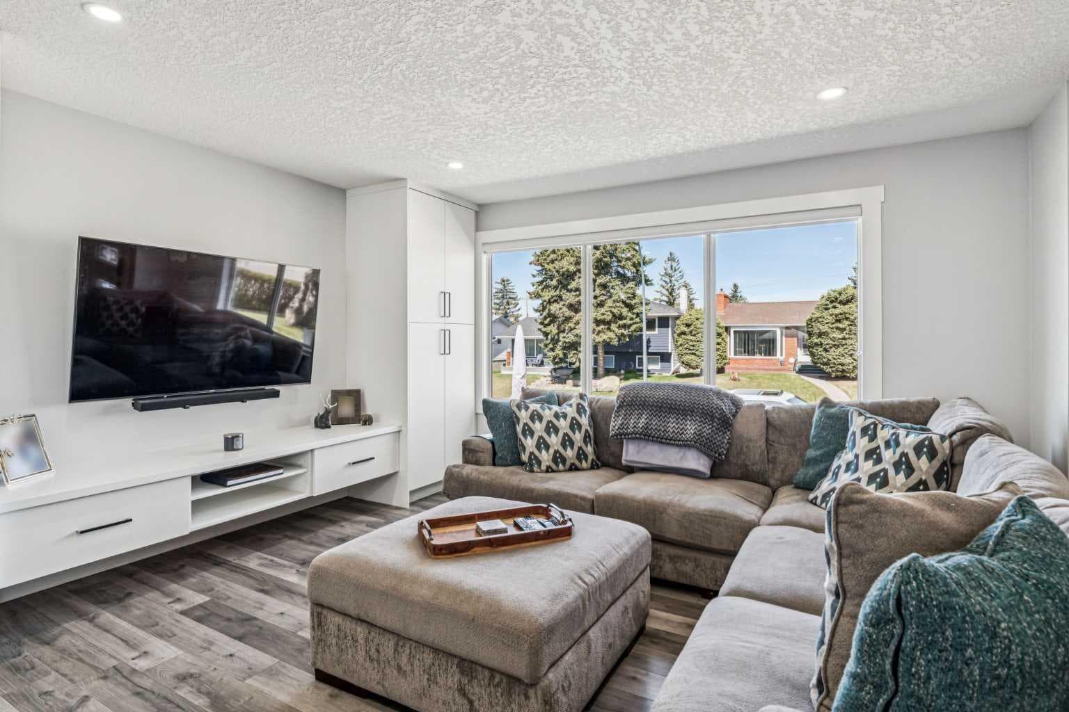 2219 Munro Drive NE — photo 3