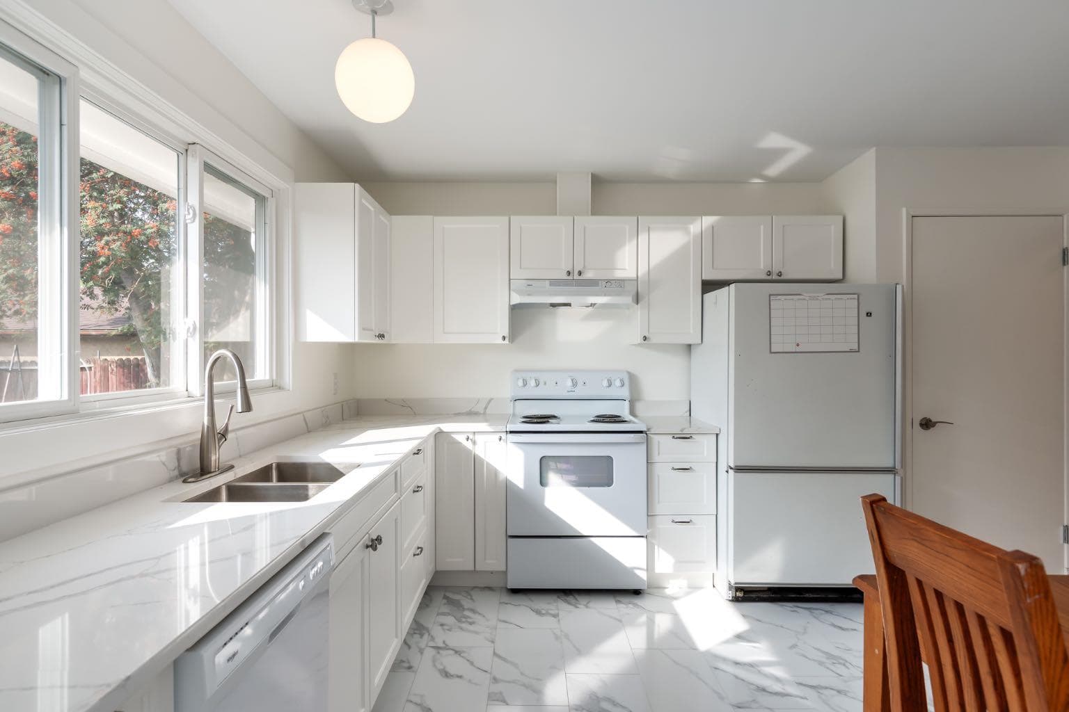 207 Whiteview Bay NE — photo 4