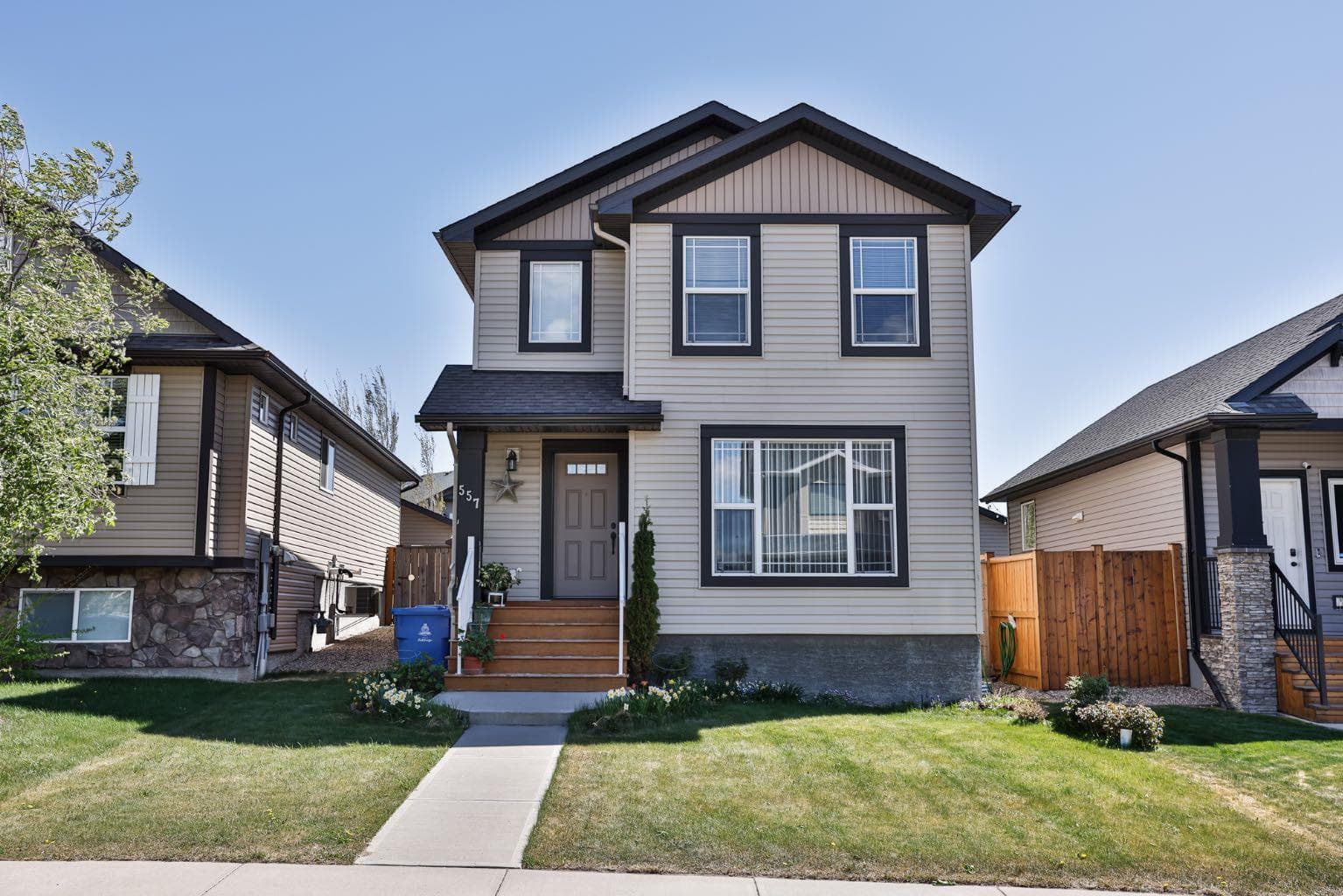 557 Mary Cameron Crescent N — photo 1