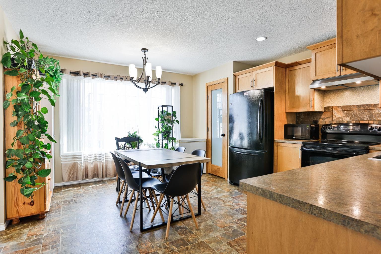 557 Mary Cameron Crescent N — photo 4