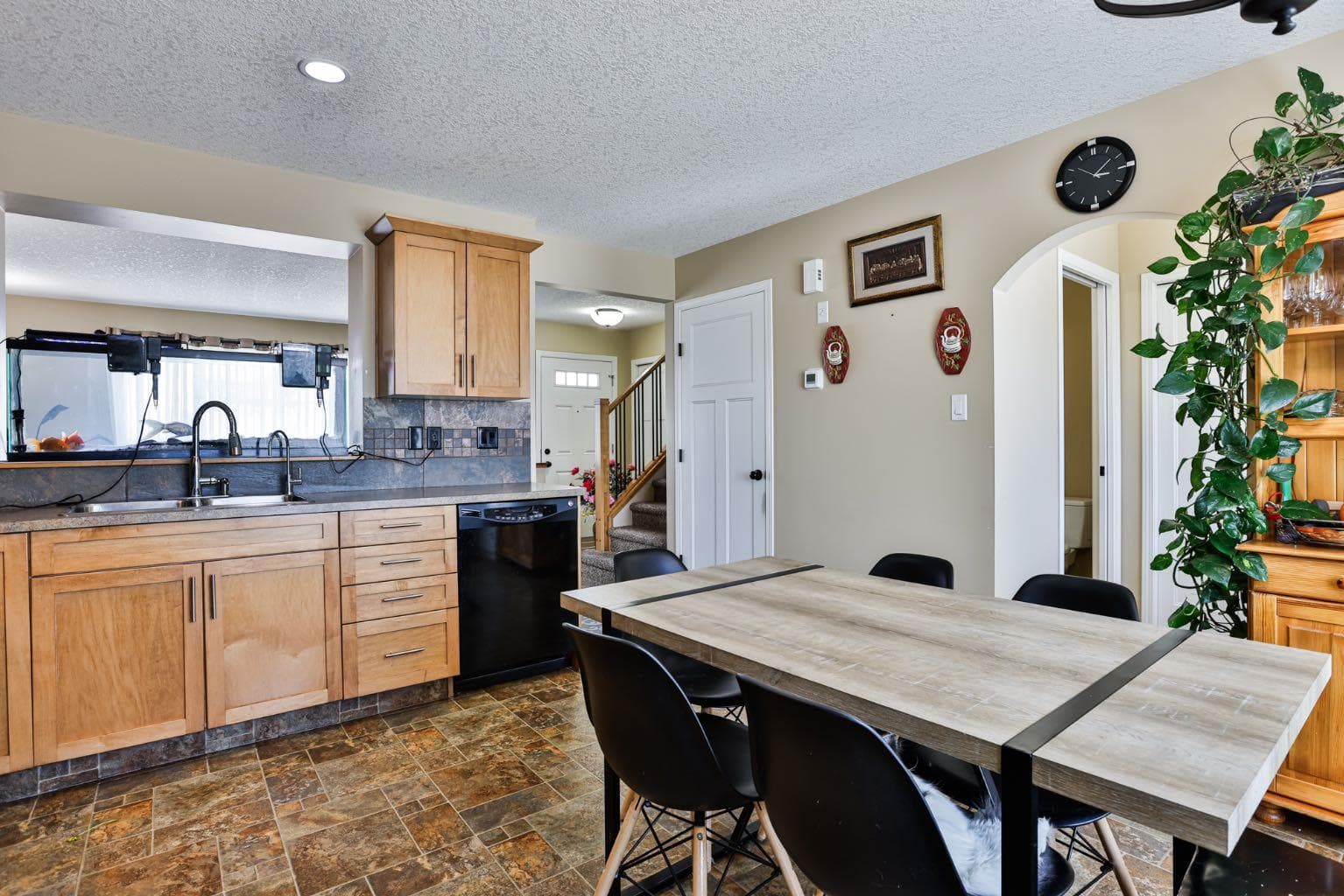 557 Mary Cameron Crescent N — photo 5