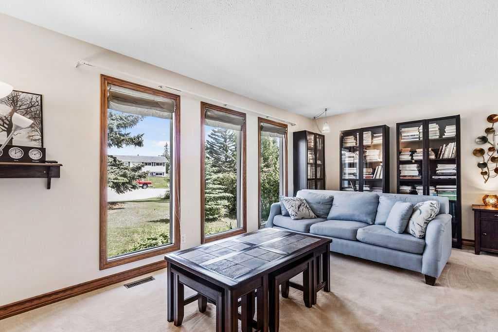 652 Dalmeny Hill NW — photo 3