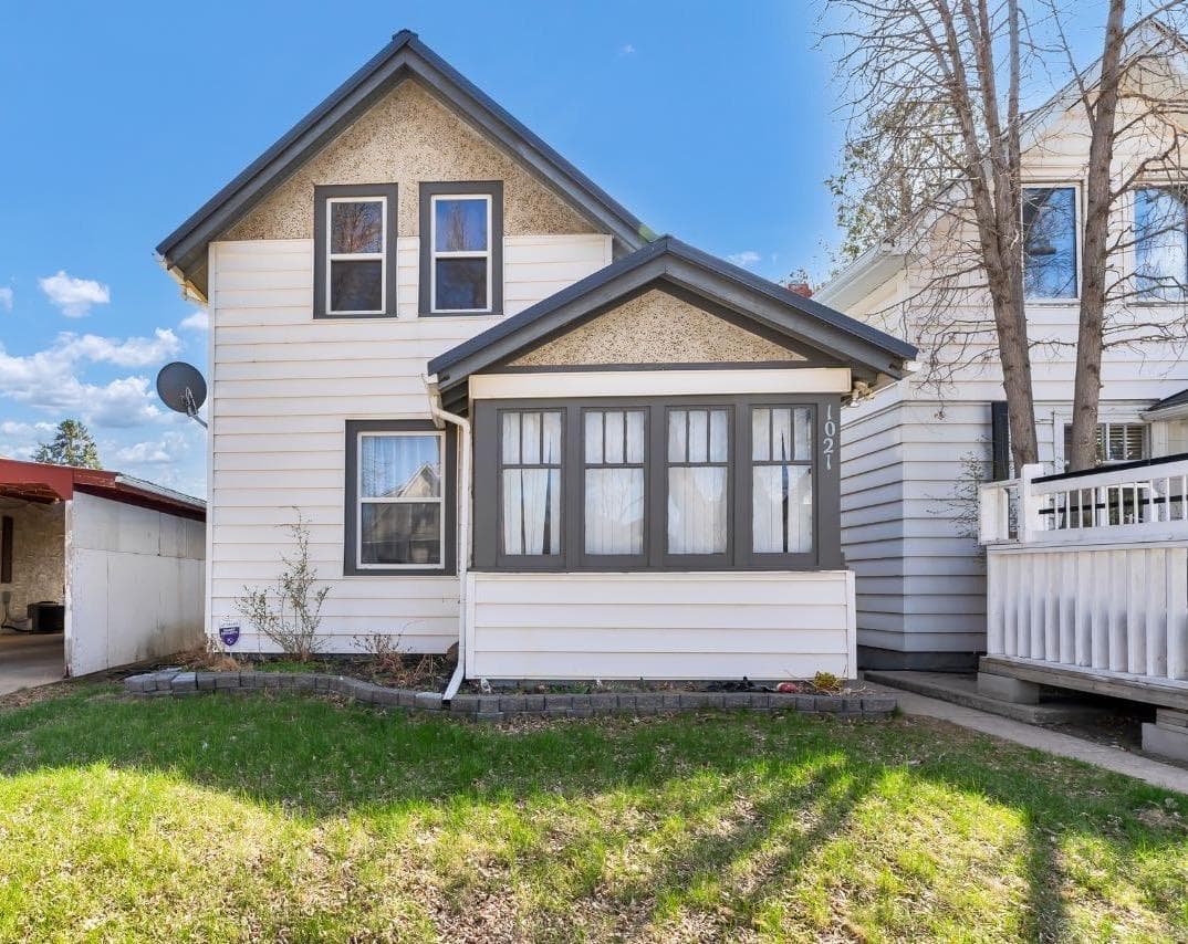 Detached in River Flats