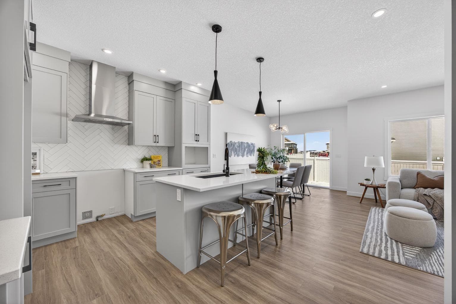 1090 Bayview Crescent — photo 3