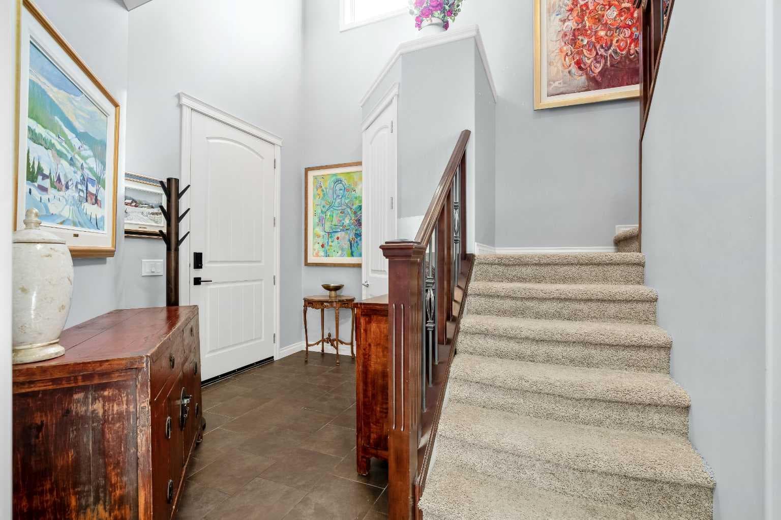 611 Montgomery Close SE — photo 2