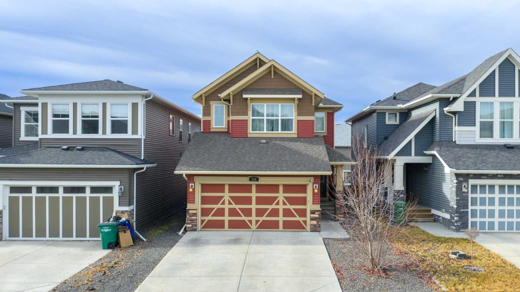 229 Kingsbury Close SE — photo 1