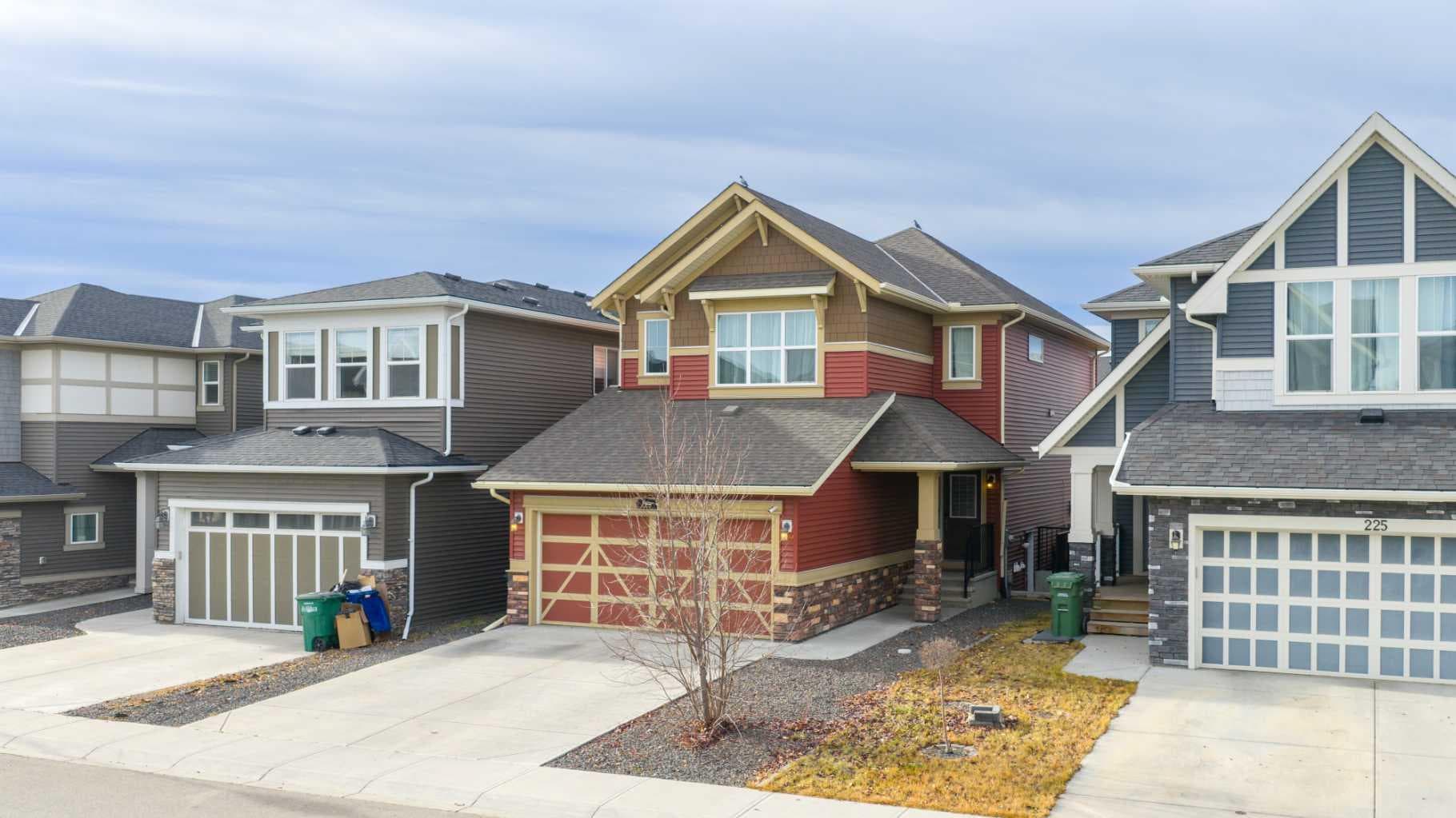 229 Kingsbury Close SE — photo 2