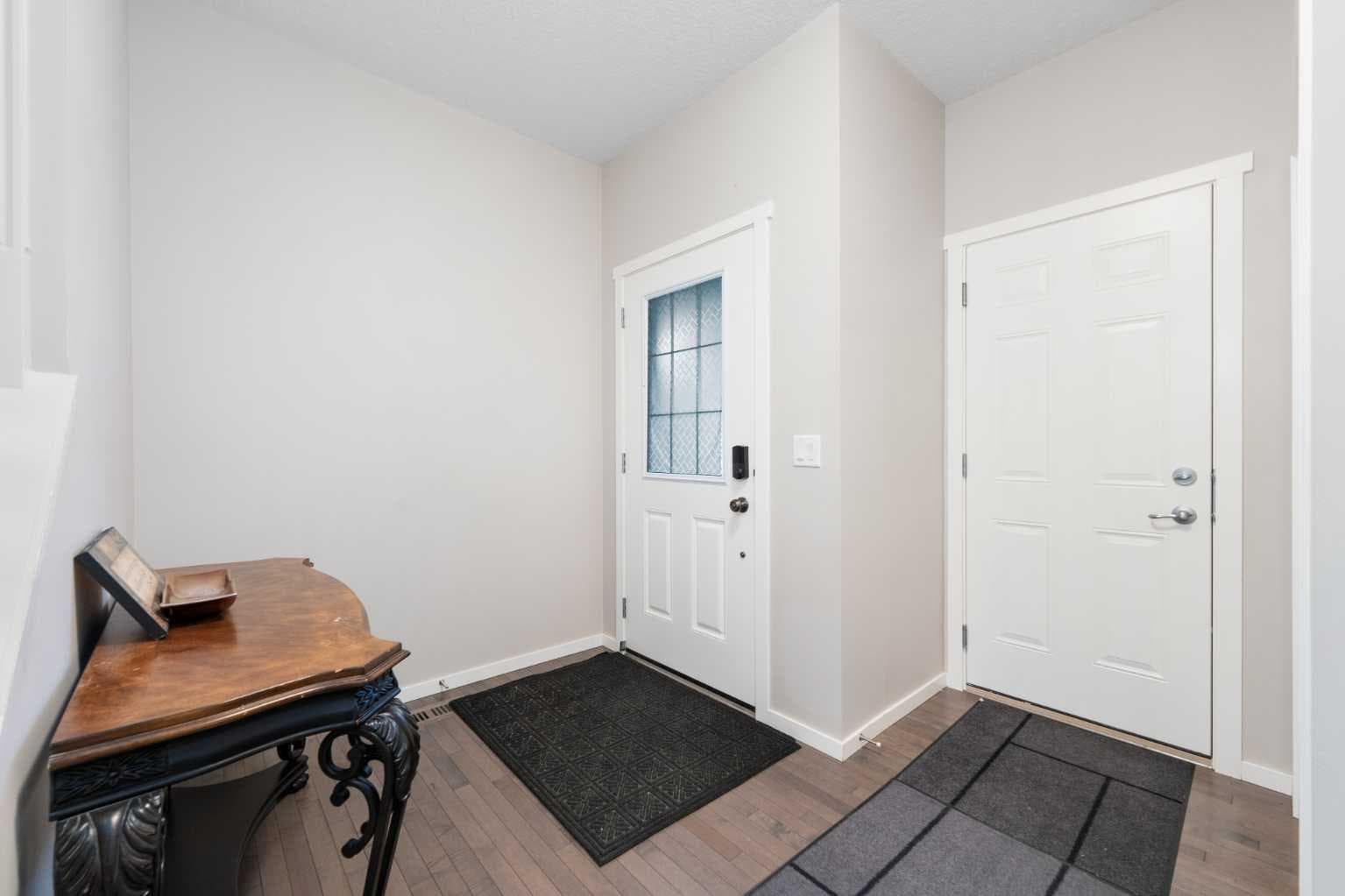 229 Kingsbury Close SE — photo 3