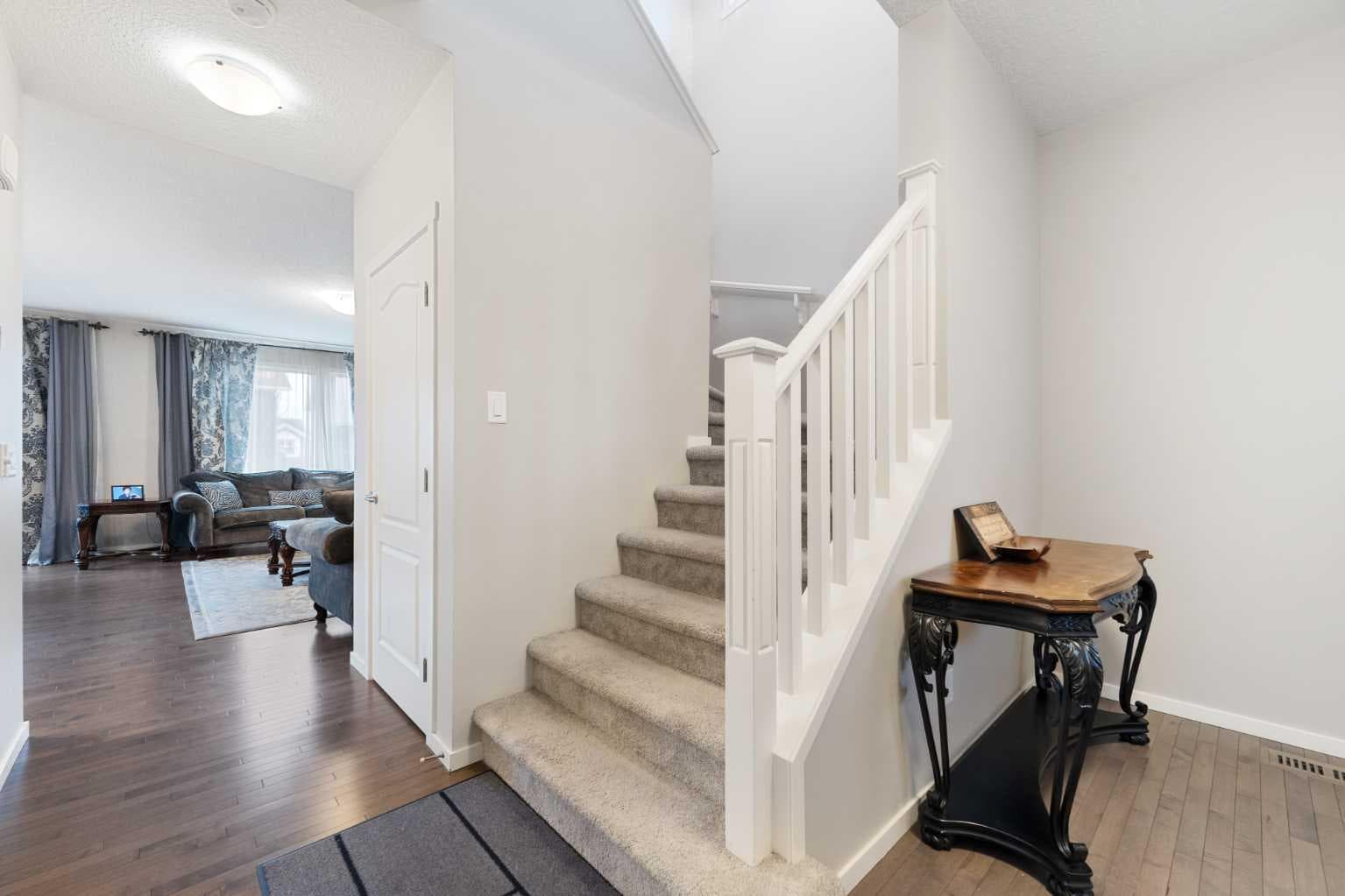229 Kingsbury Close SE — photo 4