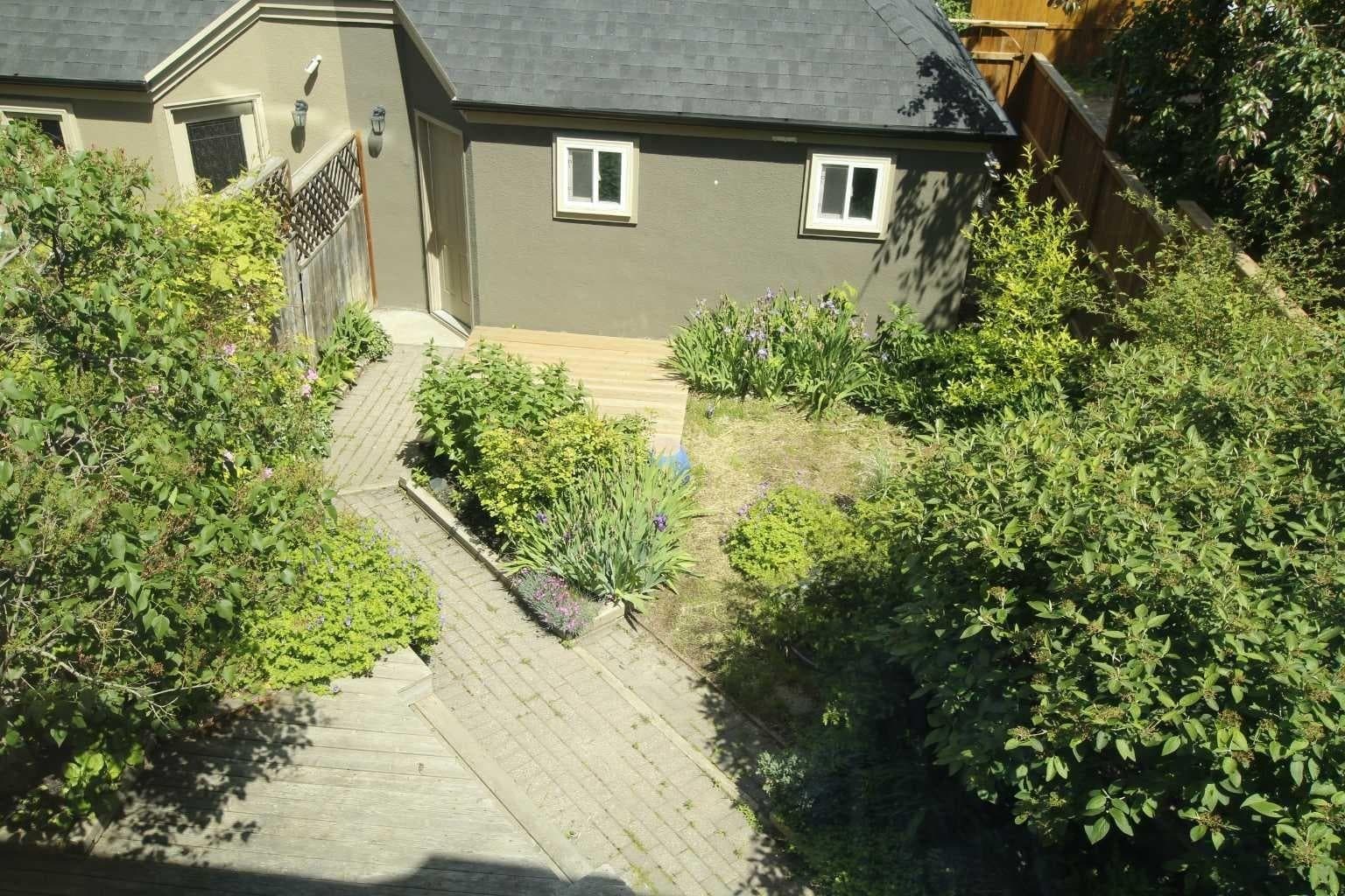 216 4 Avenue NE — photo 3