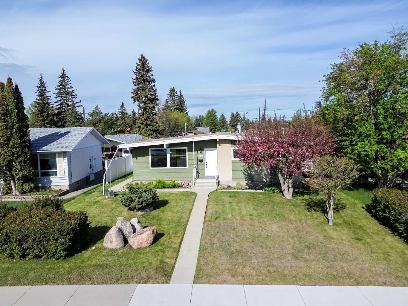 3210 43 Avenue — photo 1