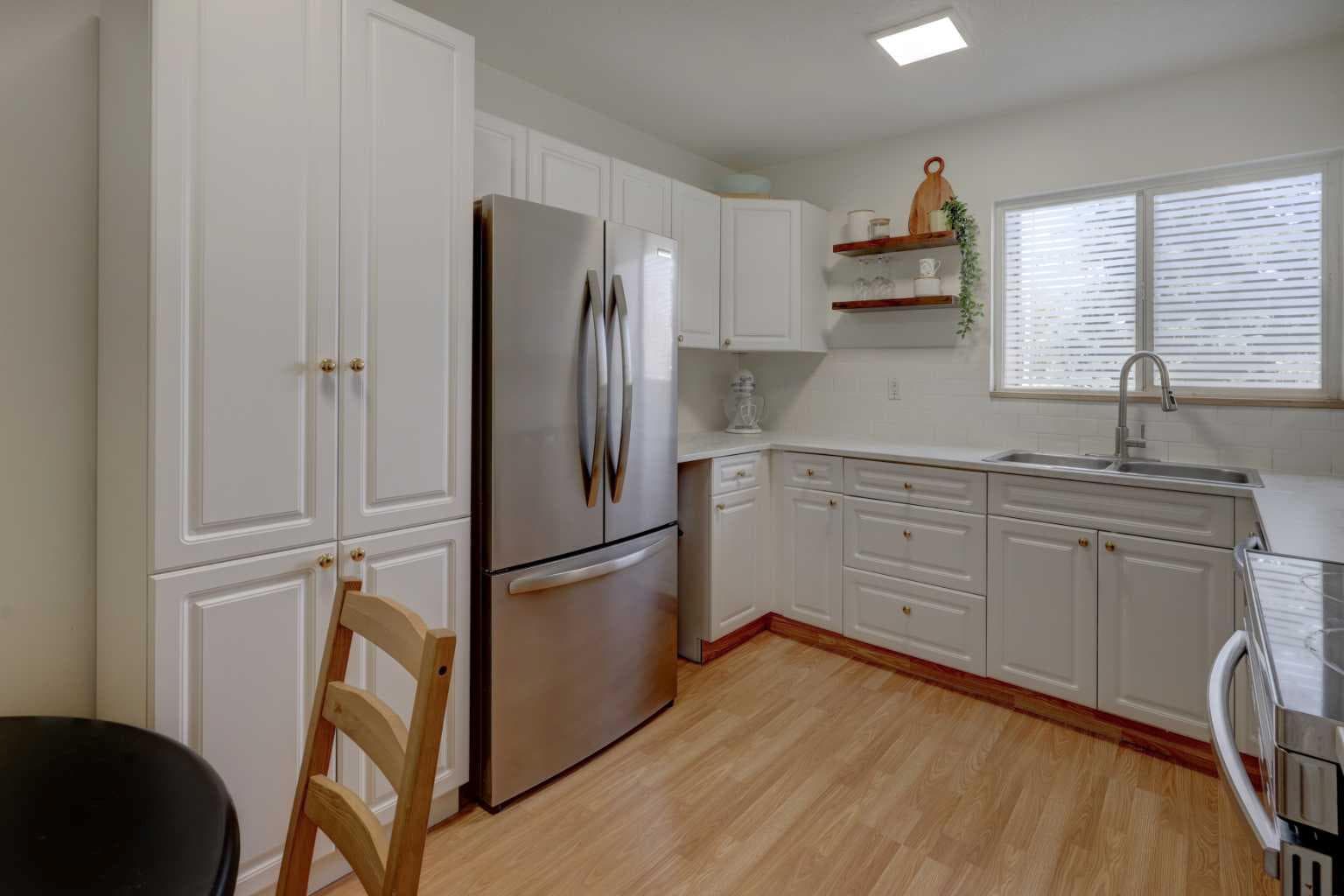 10, 707 Westmount Drive — photo 2