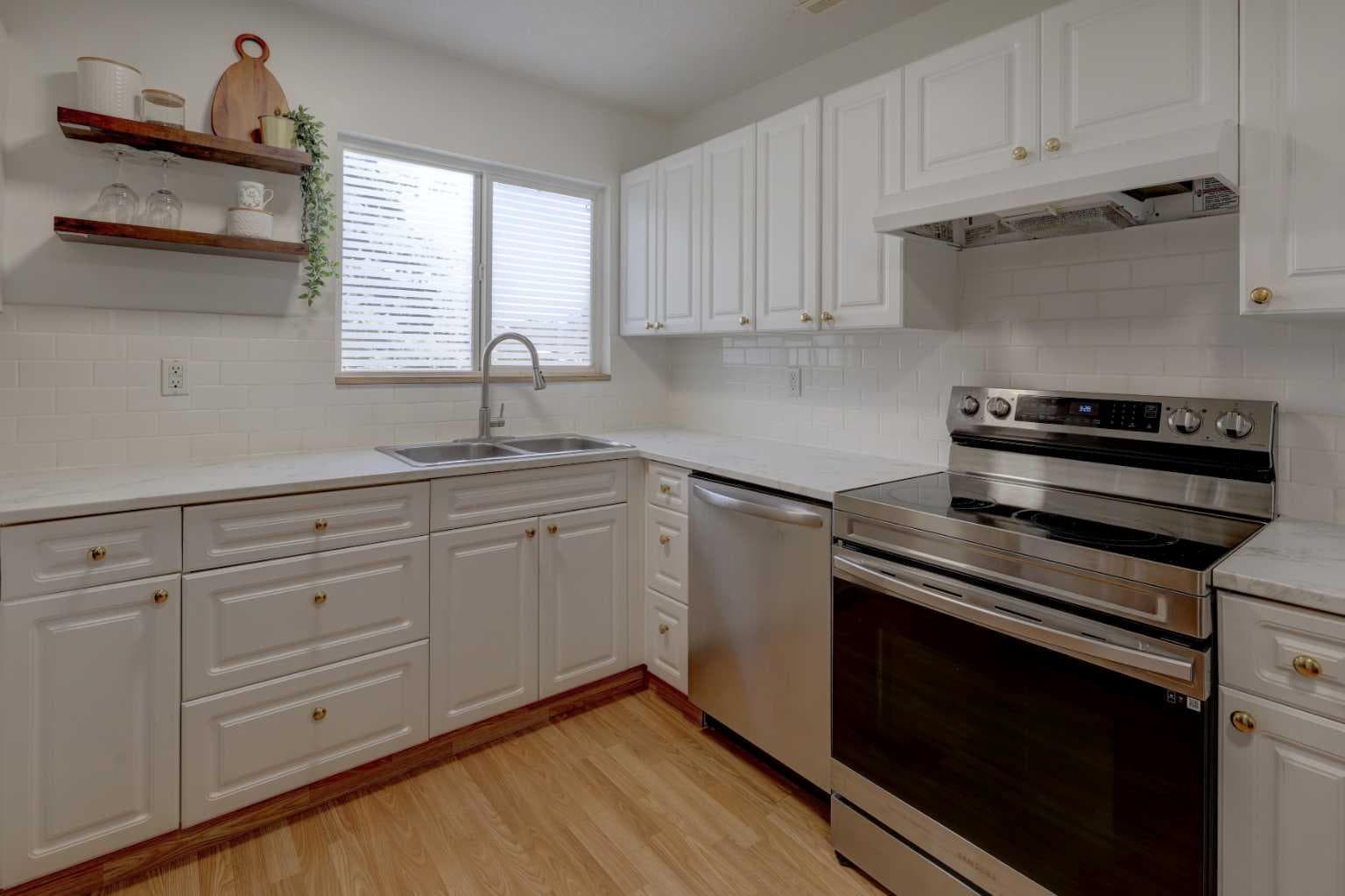 10, 707 Westmount Drive — photo 4