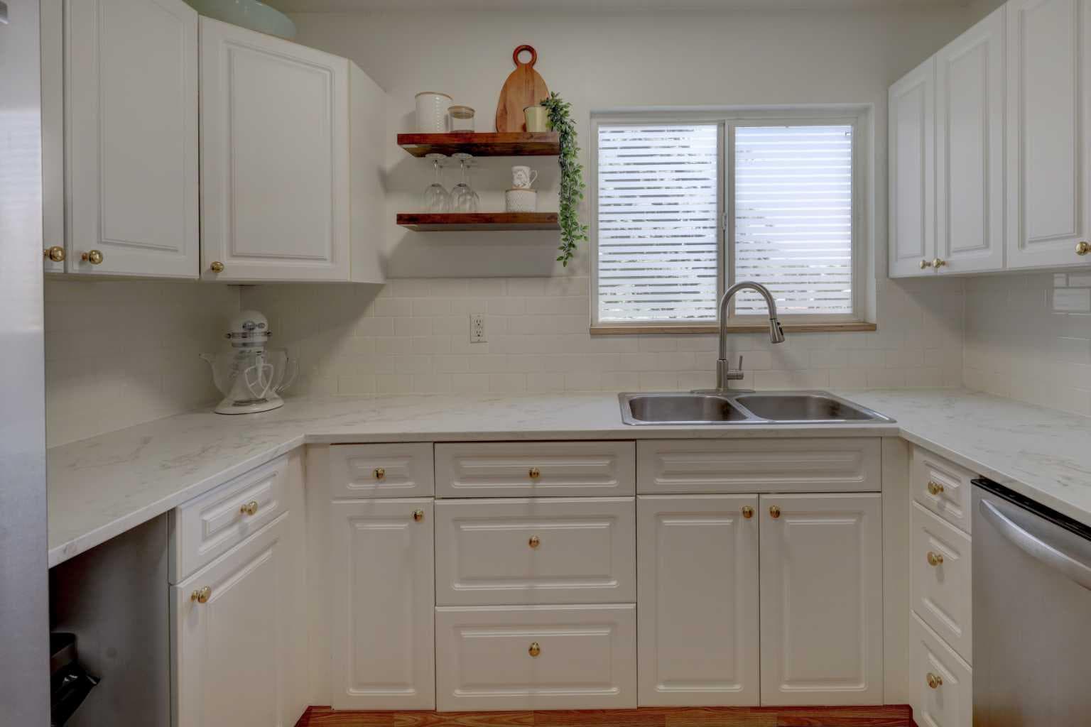 10, 707 Westmount Drive — photo 5