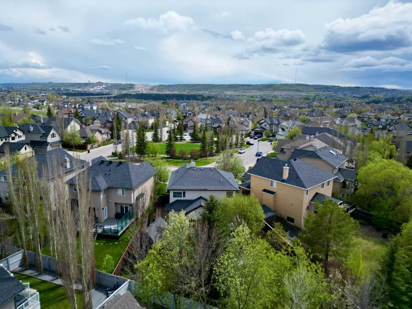 11 Tuscany Glen Green NW — photo 3