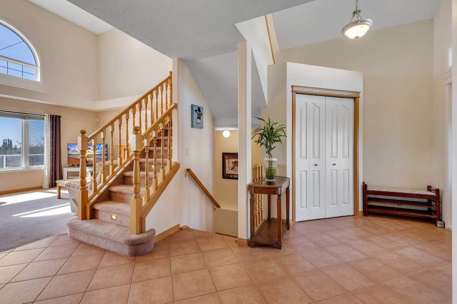 9 Panorama Hills Manor NW — photo 5