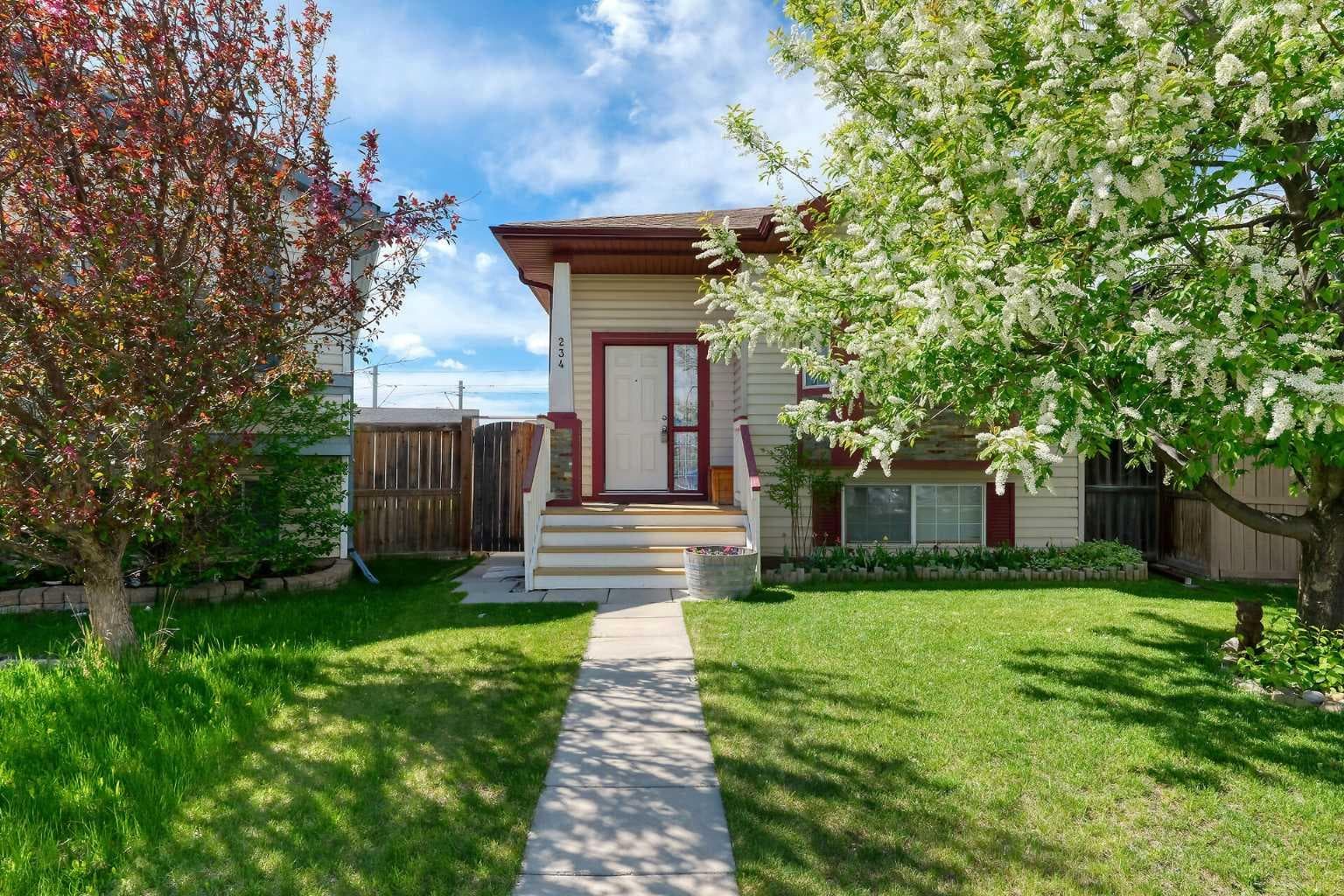 234 Martinvalley Mews NE — photo 1