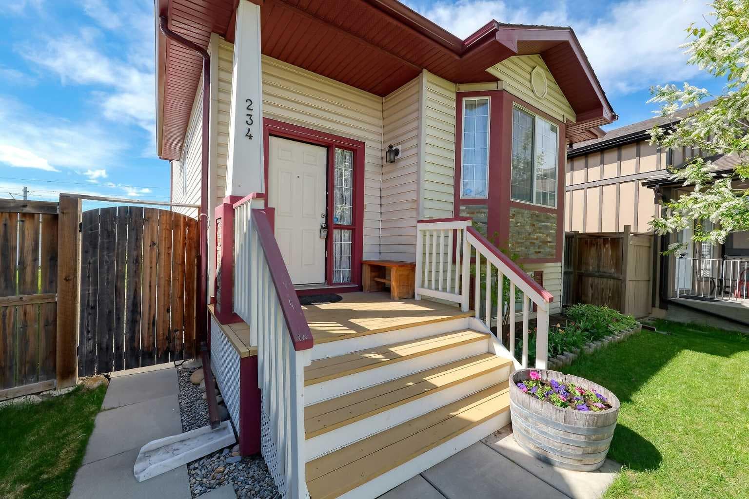 234 Martinvalley Mews NE — photo 2