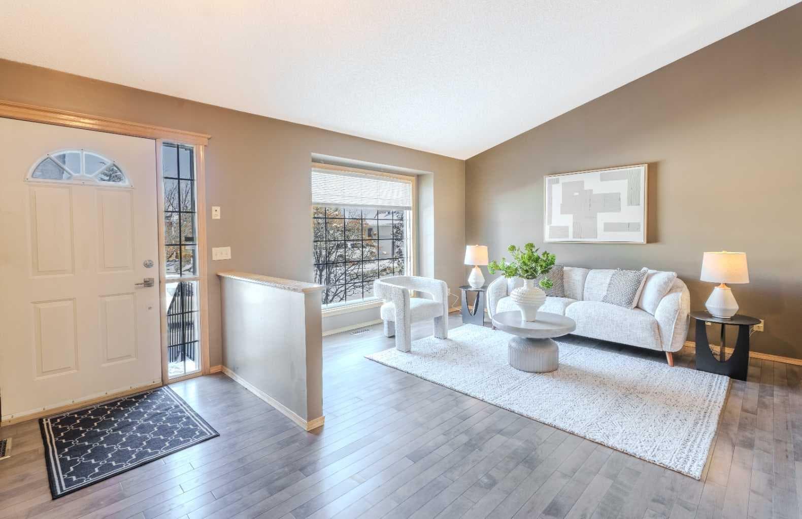 135 Canterbury Court SW — photo 2
