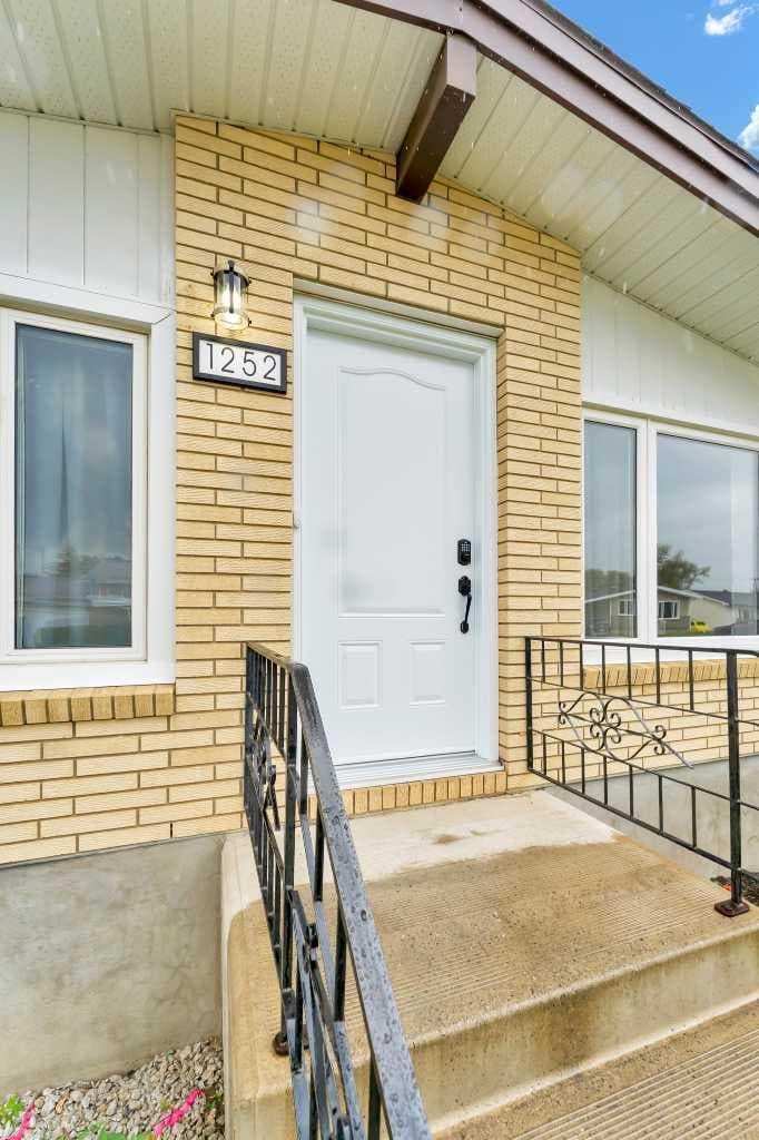 1252 Crockford Crescent NW — photo 4