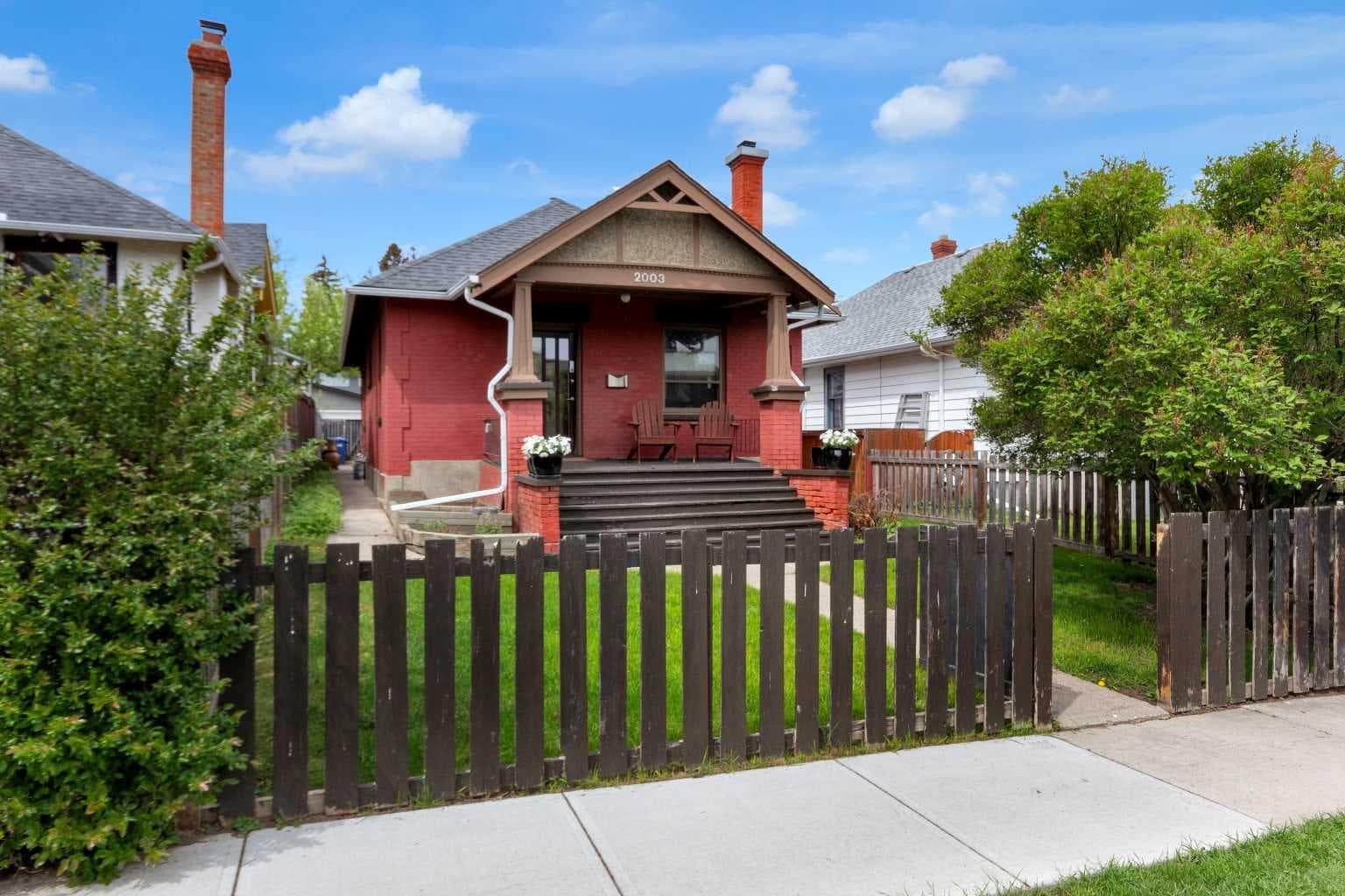 2003 26a Street SW — photo 1