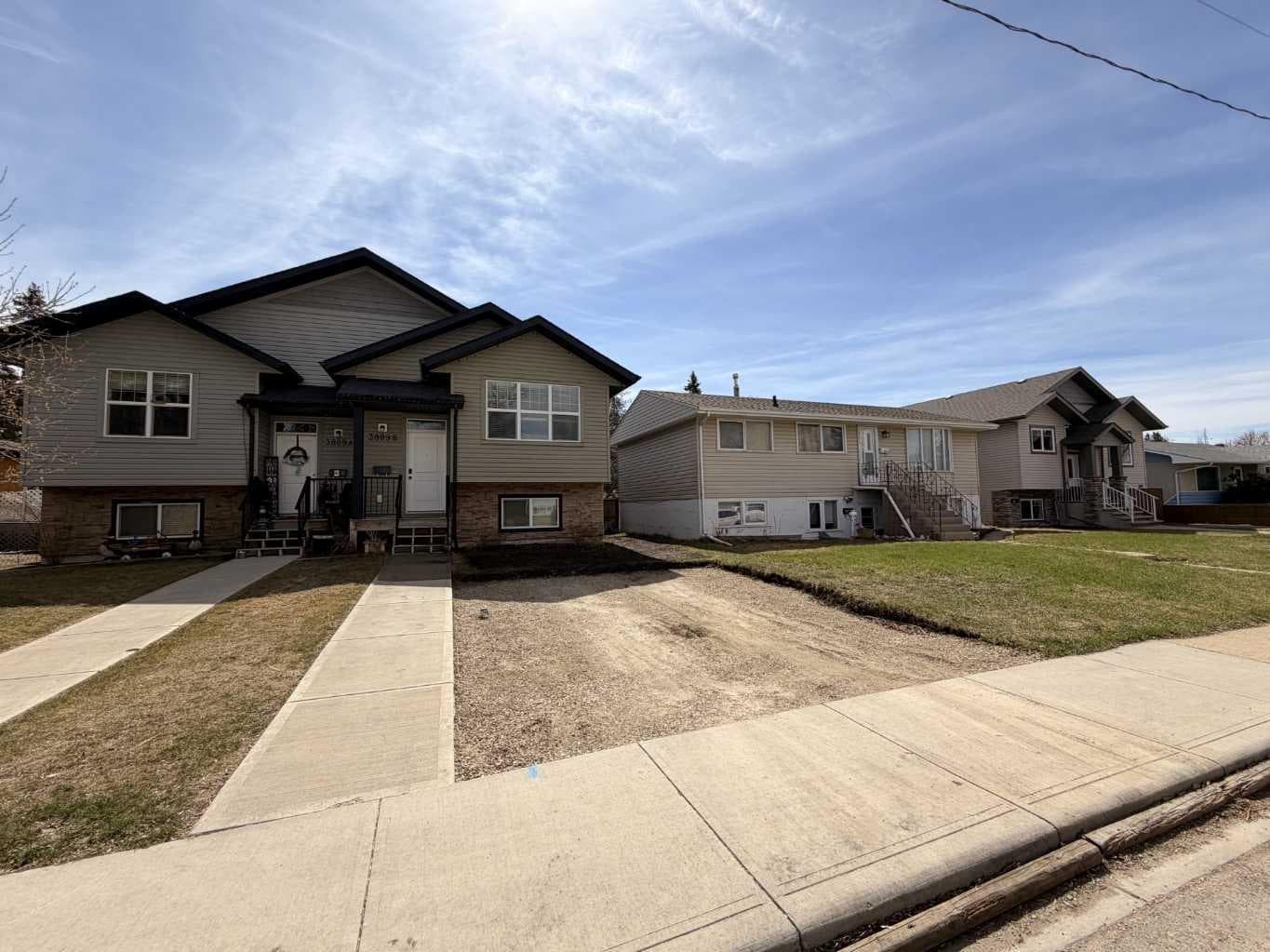 B 3809 46 Street — photo 1