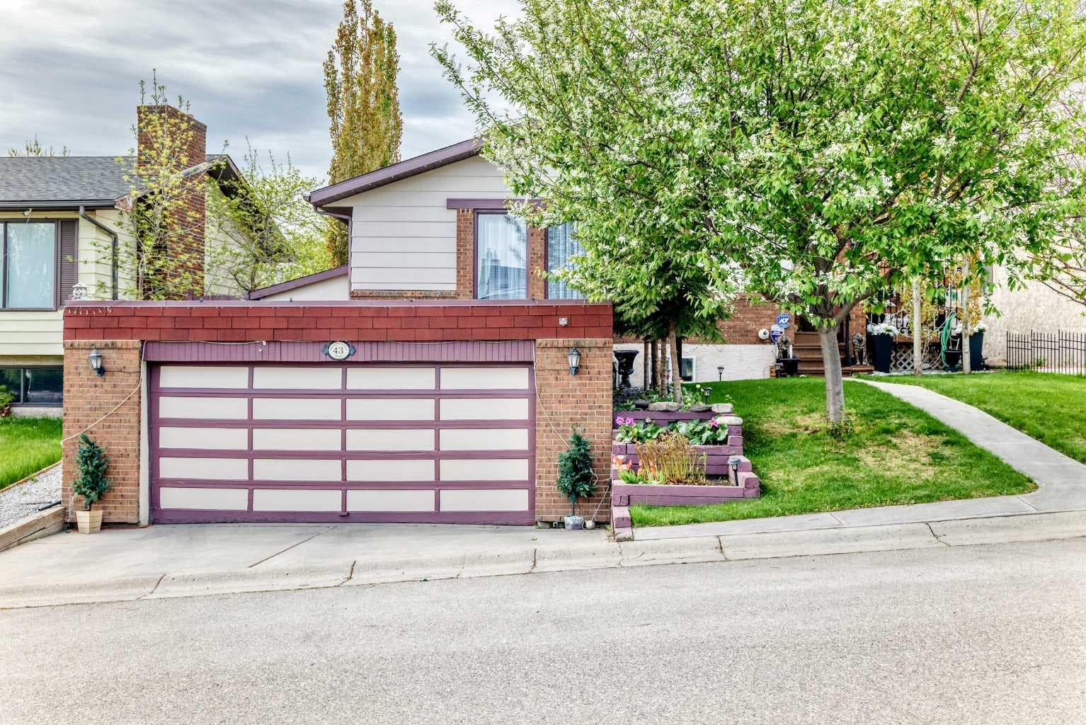 43 Beaconsfield Way NW — photo 1