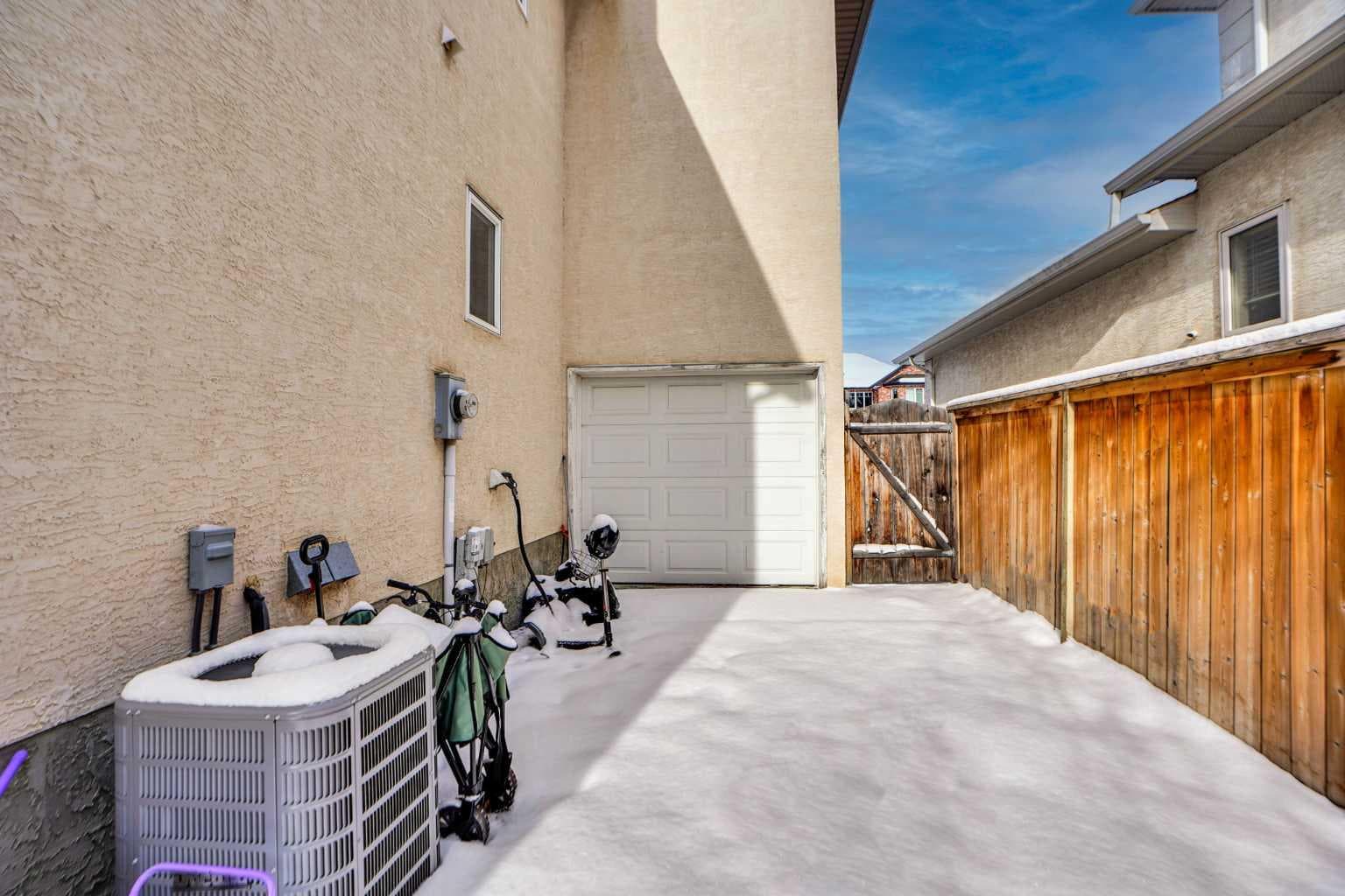 6 Strathridge Way SW — photo 4