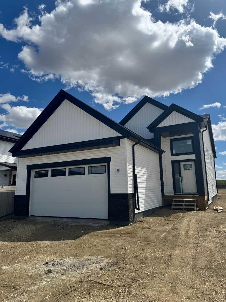 20 Ian Way — photo 1