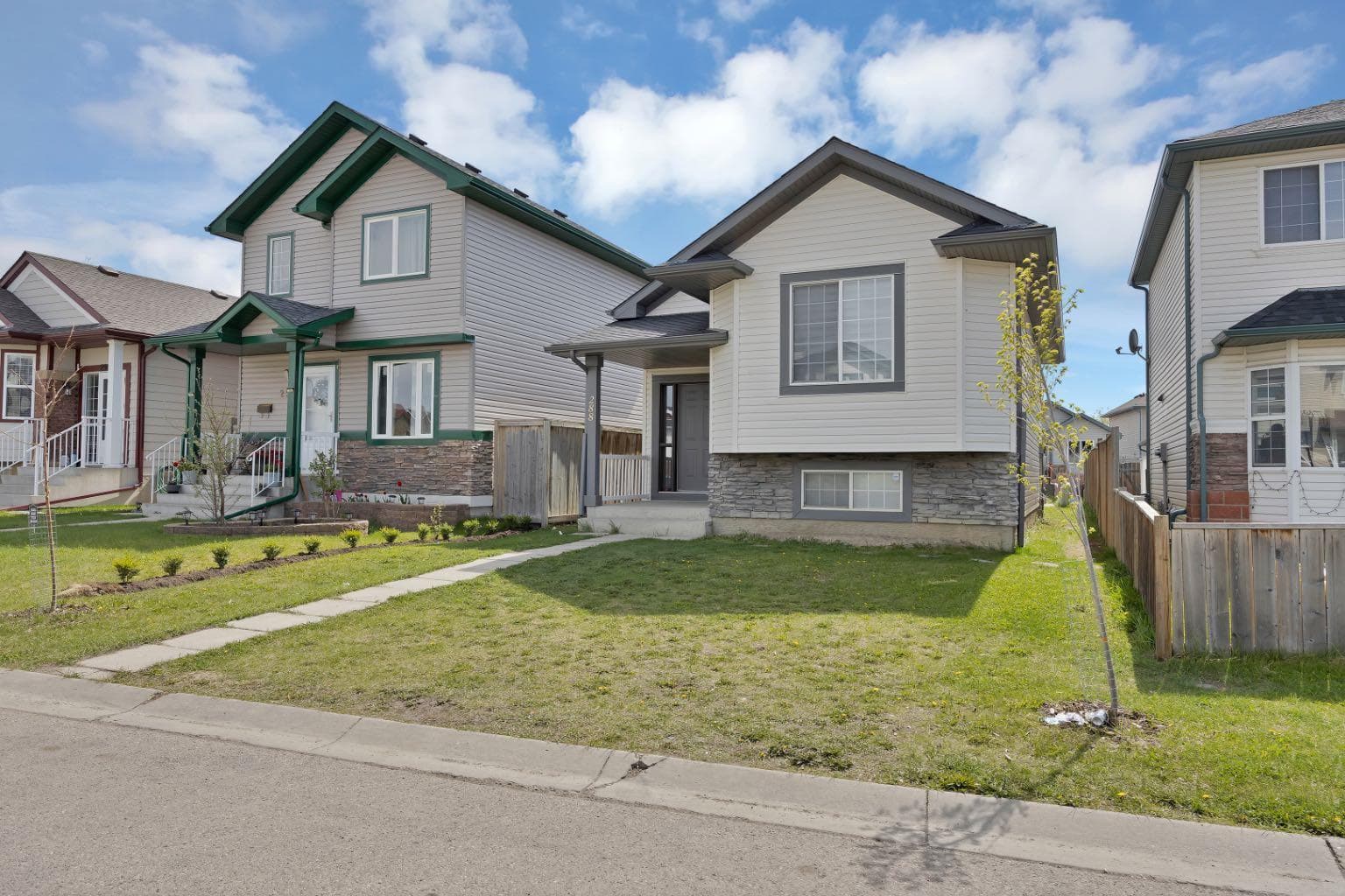 288 Saddlemead Road NE — photo 1
