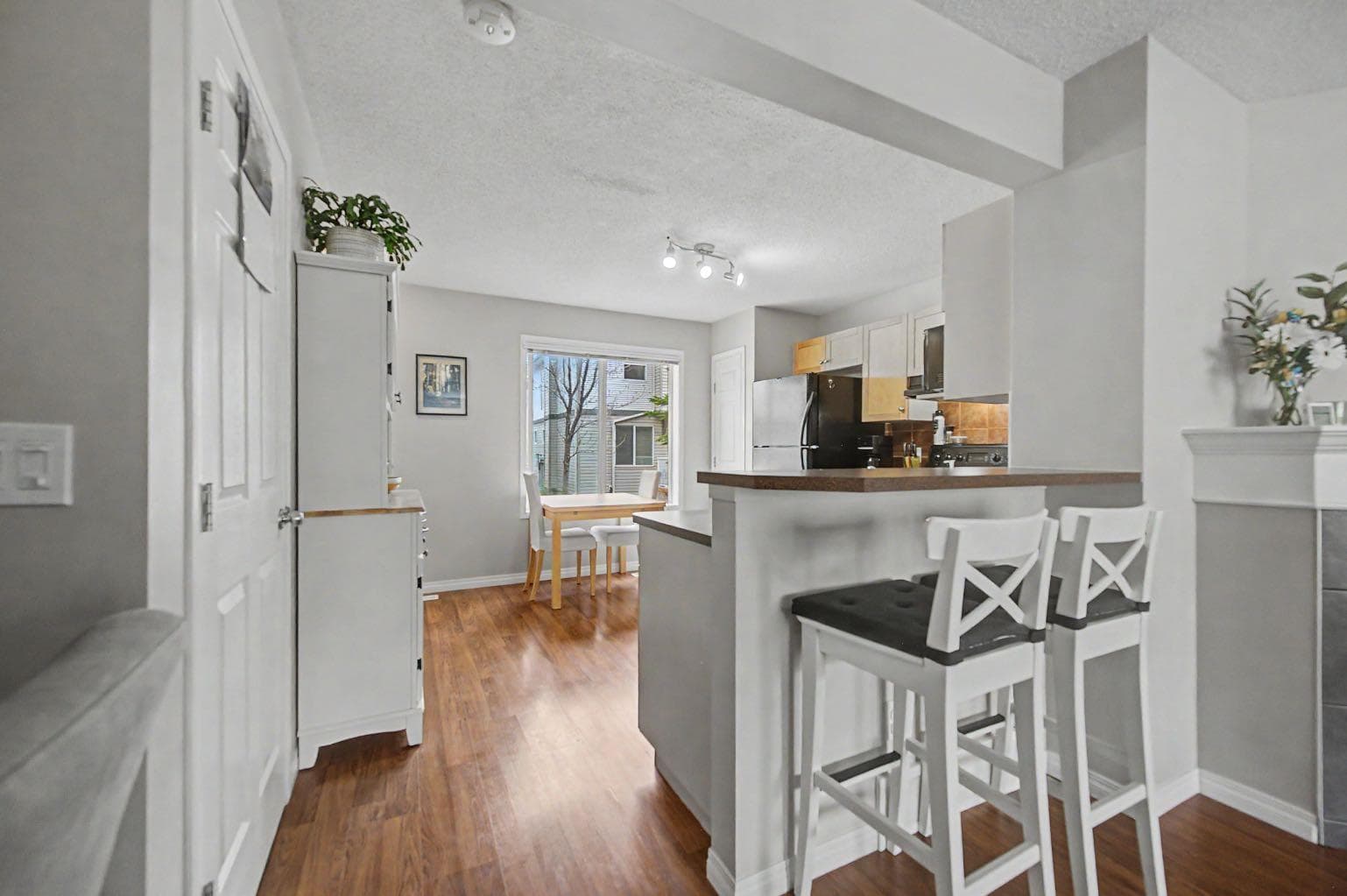 65 Royal Birch Villas NW — photo 3
