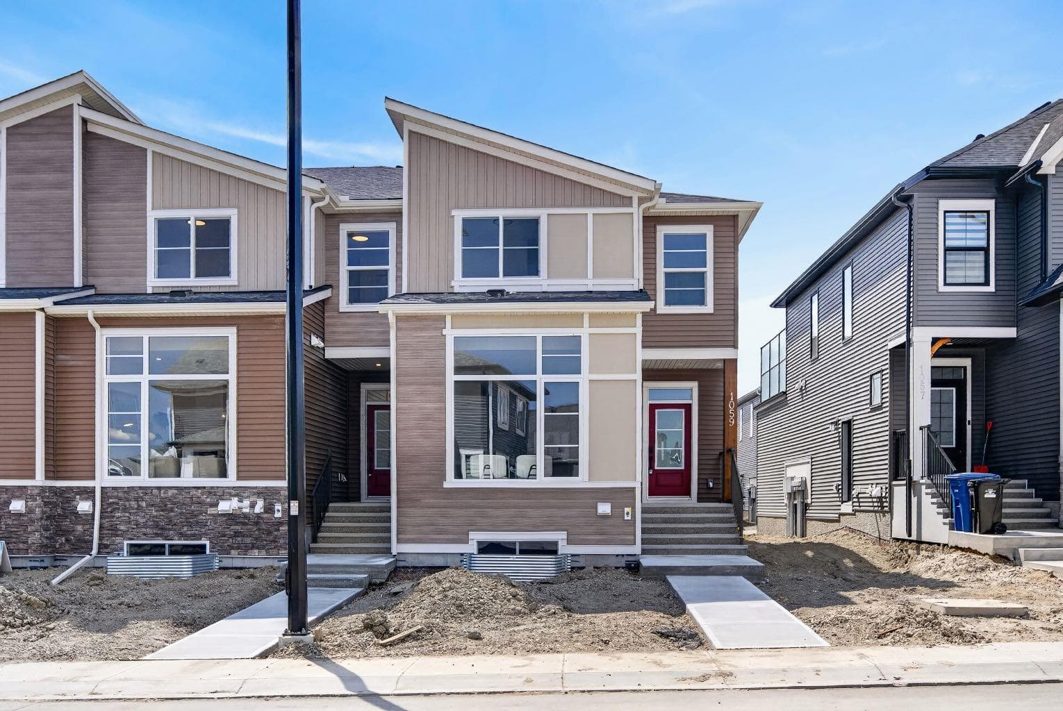 1059 Bayview Crescent — photo 1