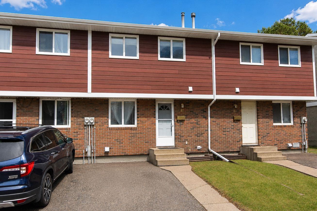 Row/Townhouse in Highland Green