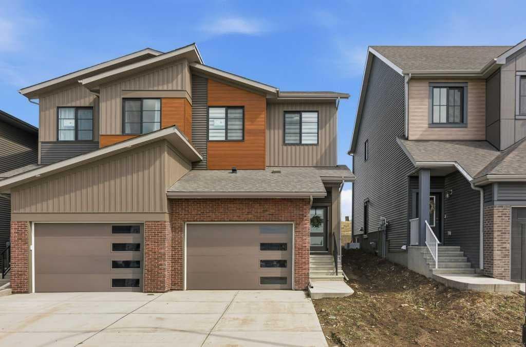 Semi Detached (Half Duplex) in Heritage Hills