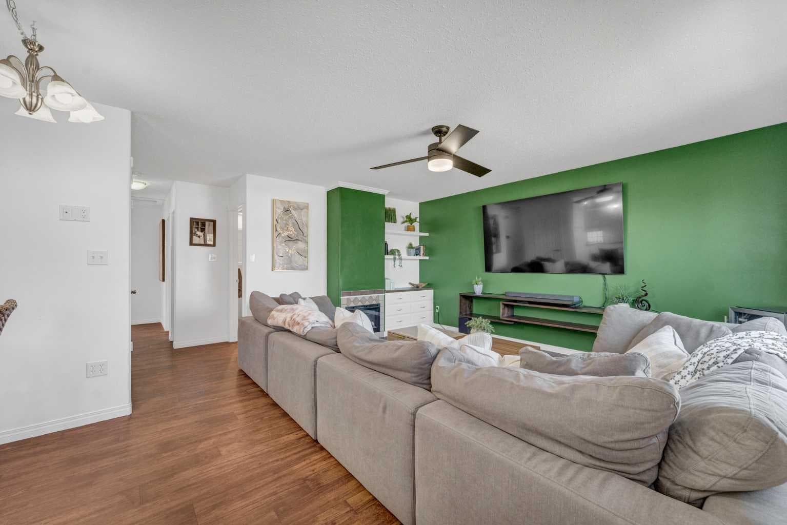 Semi Detached (Half Duplex) in Ross Glen