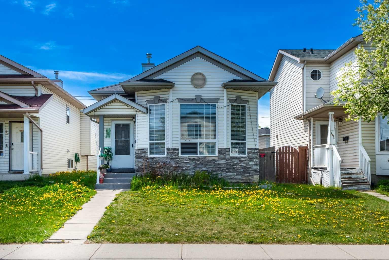 45 Martin Crossing Crescent NE — photo 1
