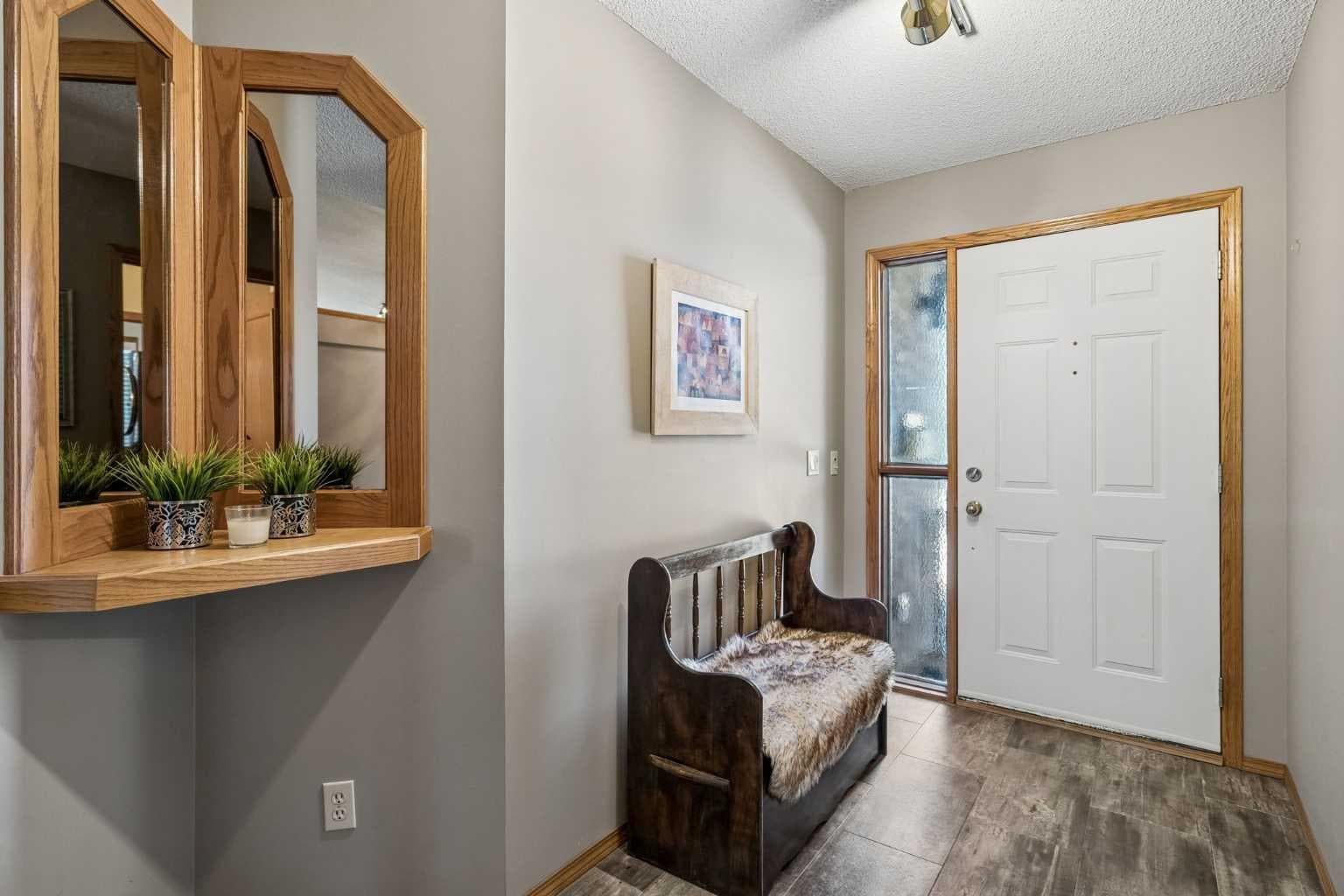112 Oakbriar Close SW — photo 3